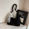 Bolso tote para axila amarillo cremoso de tacto suave, con una textura suave de PU, adecuado para el trayecto matutino y el uso casual de las jóvenes.
