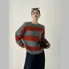 Suéter azul listrado de gola redonda estilo preguiçoso, um novo design outono/inverno para mulheres, oferecendo um visual sofisticado e relaxado com uma malha solta, macia e confortável