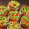 El pimiento picado y las verduras en conserva son un gran acompañamiento, una especialidad de Hunan. Estos vegetales encurtidos, mostaza encurtida y pepinillos picantes son apetitosos y están listos para comer en una botella. Los pepinos también son un gran acompañamiento