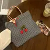 Bolsa Tote Pequena Xadrez Cereja para Mulheres Bolsa Pequena de Tecido Retrô Simples Versátil para o Dia a Dia Bolsa de Mão