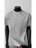 Camiseta Masculina de Manga Curta com Design Patchwork Estilo Americano, Temporada de Verão, com Decoração de Rebites, Cleanfit Desconstruído, Top Redondo Fresco e Estiloso