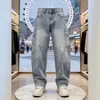 Calça jeans masculina azul lavada, corte slim, barra curva, estilo fino para o verão, estilo americano, calça estilosa e de alta qualidade, calça de trabalho Xintang