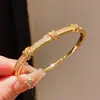 Pulseira com Fecho em Zircônia Dourada Eletrodepositada em Ouro 18K, Estilo Levemente Luxuoso, Formato de X, Design Único, Sensação Exquisita e de Alto Padrão, Joia Feminina