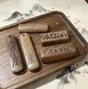 Talla de madera de durazno natural, diseño de "riqueza instantánea", disponible en varios estilos, forma rectangular con dos agujeros, adecuado para collares y llaveros DIY