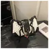 Modelo nuevo de verano 2024, simple y elegante, diseño de estrella de moda, patchwork texturizado, bolso pequeño cuadrado de un solo hombro para debajo del brazo para mujer