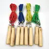 Venta al por mayor de fábrica cuerda para saltar infantil cuerda para saltar de entrenamiento para jardín de infantes mango de madera cuerda para saltar con resorte bolsa OPP cuerda para saltar