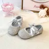 Zapatos Casuales Versátiles de Moda para Niñas 2026 Nuevas Llegadas Primavera/Verano Zapatos de Princesa con Nudo de Mariposa Hueco para Niños Zapatos de Cristal