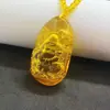 O colar pingente de âmbar com escultura yin do Sutra do Coração de escultura interna e Guanyin de Mil Mãos imitação de ouro fornecimento ao vivo pingente de gota d'água Buda atacado