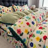 Juego de ropa de cama de cuatro piezas de leche de alto gramaje, juego de funda de edredón cálida de doble cara de coral con pompón para invierno.