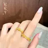 Tienda de Oro Mismo Estilo Anillo Abierto de Trébol de Cuatro Hojas Tridimensional Chapado en Oro con Acentos de Diamante, Diseño Floral Grabado Cepillado, Lujo Ligero, Durabilidad Duradera