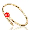 Pulsera de titanio y acero de moda con explosiones transfronterizas, oro V que no se decolora, hebilla de clavo de perforación clásica en cabeza y cola, pulsera de acero inoxidable