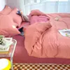 Conjunto clásico de cuatro piezas a cuadros marrones y blancos hecho de tela de algodón cepillado lavado engrosada con forro de color liso para uso doméstico, juego doble