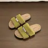 Hermosas y esponjosas pantuflas de algodón tipo hada, pantuflas slip-on de otoño e invierno para mujer, modelo nuevo de gamuza abierto a la moda, antideslizante 2026