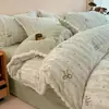 Nuevo juego de ropa de cama de cuatro piezas de alta densidad, bordado, de terciopelo de leche, para madres y bebés, con un colorido estampado floral y forro polar de coral