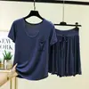Conjunto de duas peças de camiseta modal com gola redonda, bolso e manga curta e shorts de cintura alta com babados e cordão para amarrar, conjunto leve para casa plus size