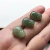 Jade Hetian Natural Gato Acostado Accesorio Pequeño, Material Qinghai Jade Verde y Blanco Agujero Pasante Gato Adorno de Jade para Hacer Manualidades