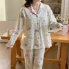 Conjunto de pijama con un lindo bordado de pingüino y diseño a rayas, adecuado para mujeres en primavera y otoño, con mangas largas y pantalones largos, y se puede usar como ropa de estar en casa.