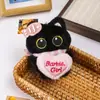 Lindo gato blanco y negro de ojos grandes sosteniendo un pequeño pez de peluche llavero colgante para mochila venta al por mayor