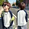 Camiseta de manga larga de algodón puro para niño, nuevo estilo otoño 2026, top de manga raglán con bloques de color para niños, camiseta interior para bebé