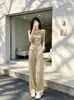 Moda de principios de otoño: un conjunto completo de dos piezas puro y seductor para mujer que presenta un top tipo dos piezas falso y pantalones de pierna ancha, creando un look elegante y chic