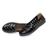 Novas sandálias de verão sapatos de couro com sola macia sapatos com furos antiderrapantes para meia-idade e idosos mulheres salto baixo antiderrapante oco respirável sapatos de mãe
