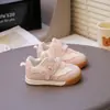 Tênis Esportivo Leve com Solado Macio para Crianças 2026, Tênis Branco com Velcro, Novos Sapatos Casuais Femininos para Crianças