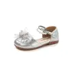 Sandálias Fechadas para Meninas 2026 Verão Novo Estilo Sapatos de Princesa para Menininhas Moda Elegante Laço Meio-Sandálias para Bebê