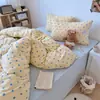 Conjunto de Cuatro Piezas de Leche Polar Clase A con Lunares para Otoño e Invierno Estilo Sencillo Conjunto de Tres Piezas de Ropa de Cama de Polar Coral Grueso y Cálido