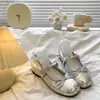 Sapatos Mary Jane modelo novo Verão 2026 com aumento interno de altura, combinados com saia, estilo delicado, tira única com laço, sapatos femininos