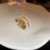 Anillo Geométrico Irregular de Lujo Ligero Retro, Diseño de Nicho con un Toque de Alta Gama, Elegante Anillo para Dedo Índice, Exquisito y Versátil Accesorio para la Mano