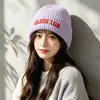 Nuevo gorro de punto bordado estilo coreano para mujer, cálido versátil para otoño e invierno, con bordado de letras, para exteriores, a prueba de frío, protege los oídos, de lana