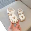 Sapatos de couro respiráveis com design vazado estilo coreano para crianças, novos modelos de sandálias de verão 2026 para meninas, bico fechado, sola macia, sapatos de bebê.