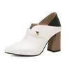 Novos sapatos femininos de mola e outono de duas vias, sapatos franceses de bico com rebites, camada única, saltos altos grossos, tamanhos 40-50, sapatos de comércio exterior