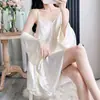 Conjunto de Duas Peças Primavera e Outono com Bojo, Lindo Vestido com Detalhe nas Costas, Camisola Sexy Cor Sólida com Decote V Pura Desejo para Mulheres, Transfronteiriço