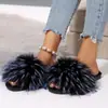 Nuevas zapatillas peludas de diseño exclusivo 2026, cómodas, de suela plana para mujer, a la moda y versátiles, impresionantes zapatillas de una sola tira para que las mujeres las usen en el exterior