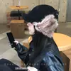 Conjunto de Dos Piezas ~ Moda Coreana Otoño e Invierno Sombrero Trapero Cortavientos de Gamuza para Mujer, Sombrero Grueso Cálido Protector de Orejas de Peluche Retro de Moda
