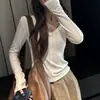 Top de capa base de manga larga con cuello en V de modal para mujer, una prenda interior elegante y casual para otoño/invierno con un aspecto sofisticado y un corte de hombro regular.