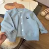 Cardigã de malha azul claro estilo coreano para crianças, nova coleção de outono 2026, apresentando um suéter de bebê macio e confortável com gola redonda e bordado de cachorrinho