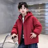 Chaqueta Gruesa Acolchada para Niños Estilo Otoño e Invierno 2026 Ropa de Invierno Nueva Niños Medianos y Grandes Populares Estilo Invierno para Niños