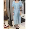 Vestido Tencel MMC DITION con escote cuadrado, mangas abullonadas y un diseño que ciñe la cintura, elegante vestido largo
