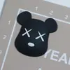 Funda para Teléfono Oso Violento Kaws de Dibujos Animados 3D Oso Blanco y Negro Pegatinas DIY Pegatinas de Pasador para el Pelo Perrito Snoopy