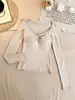 Camiseta Gola V Estilo Desejo Puro com Pregas Torcidas, Ombro Normal, Manga Longa para Mulheres, Outono, Emagrecedora, Camada Base, Para Usar por Dentro ou por Fora