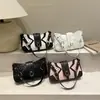 Bolso de hombro cruzado estilo coreano con remaches texturizados, único, nuevo, fresco, moderno, de moda, para ir al trabajo, elegante, para mujer