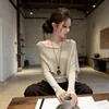 Suéter de punto vintage y deslumbrante color café, con hombros descubiertos y manga larga para mujer, nueva colección otoño/invierno 2026, top chic y elegante
