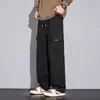Calça de trabalho masculina de algodão estilo americano para o outono, apresentando um design retrô, minimalista e sofisticado com múltiplos bolsos e corte reto para um visual casual.
