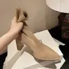 ¡Primer encuentro con la sensación de pisar mierda! Botas ajustadas elásticas de tacón alto grueso con punta fina, Otoño/Invierno 2026, Botas Martin versátiles, Botines cortos para mujer