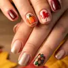 Arte de unha vestível com design curto e quadrado com glitter vermelho outonal, folha de bordo, abóbora e padrões xadrez; unhas postiças removíveis
