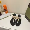 Novas Pantufas Femininas Domésticas Transfronteiriças Verão 2025 Espinha de Peixe Preto Solado Plano Bico Estilo Romano de Fada Pantufas Externas para Mulheres