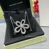 Familia Budista Trébol de Cuatro Hojas Flor Grande Collar Full Diamond Flor de Sol Hueca Incrustado con Pedrería Pétalo Diamante Colgante para Mujer Cadena de Clavícula
