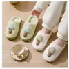 Pantuflas de algodón engrosado para otoño e invierno, con suela gruesa, diseño lindo, adecuadas para usar en interiores y disponibles en juego para parejas.. Estas pantuflas antideslizantes también son ideales para el uso posparto y son perfectas para el invierno.